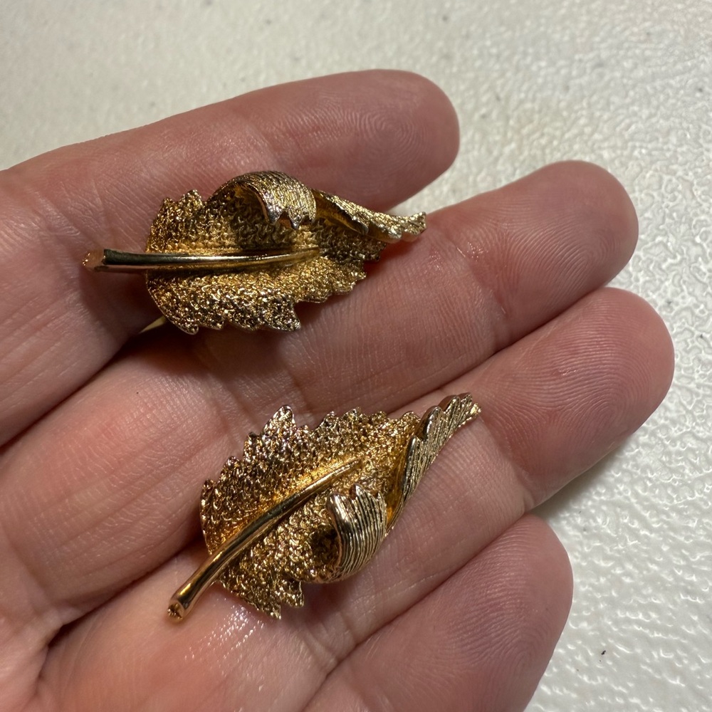 Coro Truly Vintage clip on gold tone leaf earrings Collector item, boho, 1950’s